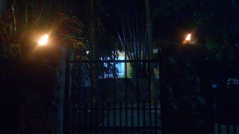 Candiles sobre las murallas de una vivienda del barrio Kennedy de Caacupé, este viernes.