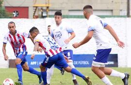 avance-de-benjamin-aceval-durante-el-partido-matinal-de-ayer-celebrado-en-la-ciudad-de-fernando-de-la-mora-foto-apf-215354000000-1829339.jpg