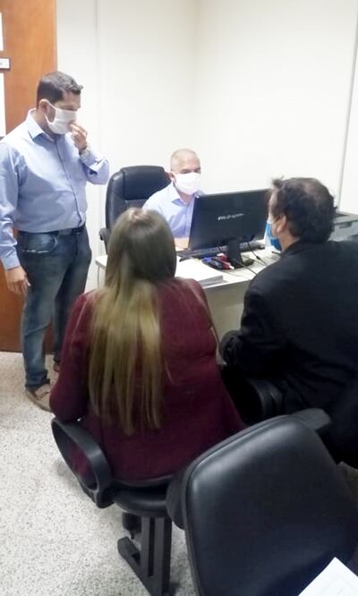 El juez José Agustín Delmás (i) y los abogados de Kelvis, en la audiencia que se suspendió.