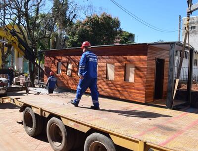 La réplica del vagón del tren lechero que está siendo colocada en el Paseo Bicentenario de  San Lorenzo.