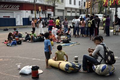 Los indígenas que cierran la calle Antequera son acompañados por varios niños de diversas edades.