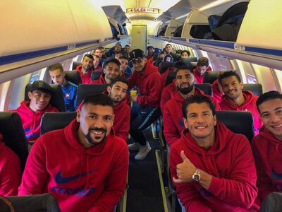 Todo listo: Los jugadores de Cerro Porteño saludando a las cámaras antes de viajar.