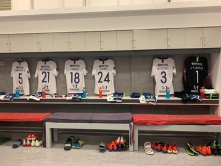 El vestuario de Cerro Porteño en la previa del partido de Copa Libertadores contra San Lorenzo de Almagro