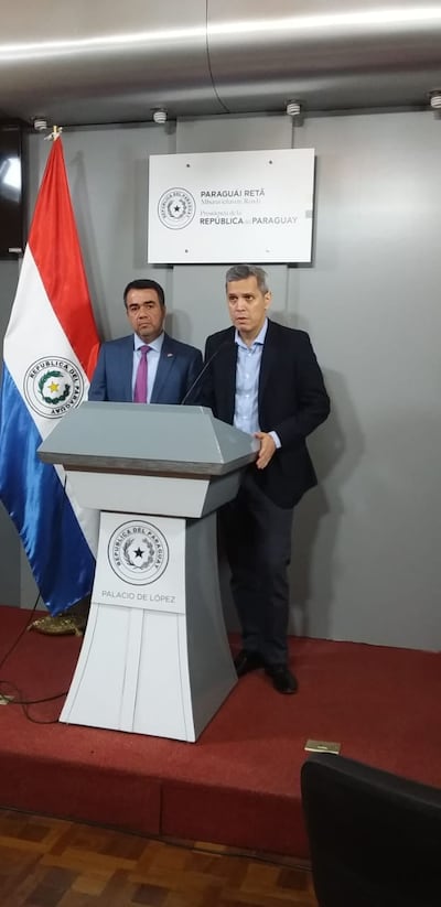 Óscar Llamosas, viceministro de Administración Financiera junto a Humberto Colmán, viceministro de Economía, en Mburuvicha Roga, hoy.