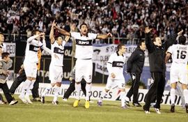 eduardo-aranda-tanque-ferreyra-jorge-baez-entre-otros-saltan-de-alegria-en-la-celebracion-final-de-olimpia-por-su-clasificacion-a-cuartos-de-fi-215726000000-553750.jpg