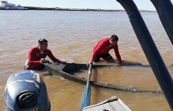 Buzos lograron rescatar la embarcación del canoero desaparecido.