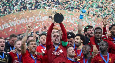 Jordan Henderson levanta el trofeo del Mundial de Clubes, luego de la victoria de Liverpool sobre Flamengo en Doha, Qatar.