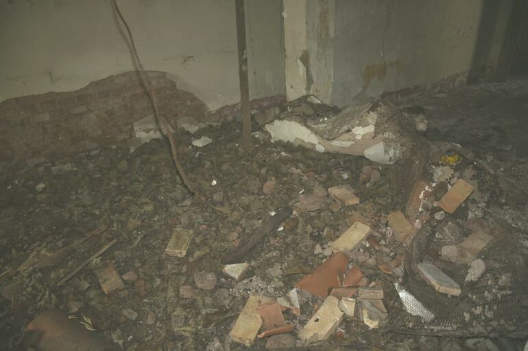 Basura y escombros encontrados en la vivienda abandonada