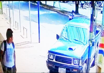 Los maleantes interceptan en medio de la calle al empleado.