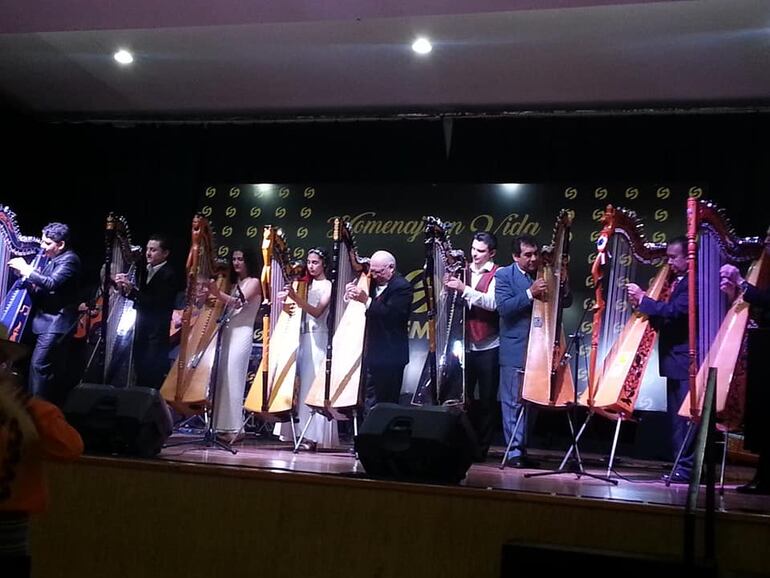 Selectos arpistas brindaron un cálido homenaje musical a Pedersen.Javier Yubi