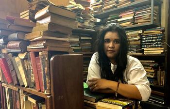 Luz Gaona (25) se rebela a los estándares con una página que fomenta la lectura y el arte.