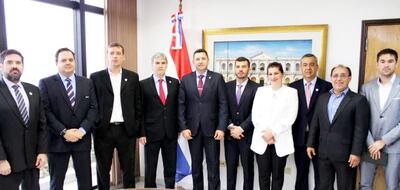 El presidente de la Cámara de Diputados Pedro Alliana (ANR, cartista) junto a otros legisladores y altas autoridades de la Asociación Paraguaya de Fútbol (APF).