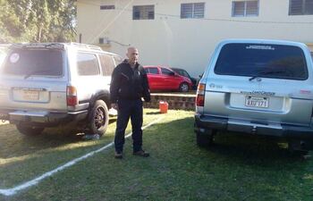 el-jefe-de-disa-de-la-policia-comisario-principal-carlos-miguel-lopez-russo-aparece-en-medio-de-las-dos-camionetas-con-la-misma-chapa-que-fueron-inc-200352000000-1480218.jpg