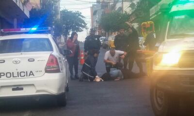 La mujer sufrió varios golpes en el rostro al caer de su biciclo.