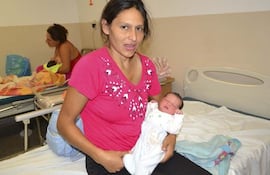 maria-aguilera-posa-con-su-bebe-que-segun-los-registros-es-el-primero-nacido-en-2015-el-nino-peso-casi-3-kilos-y-medio-hoy-ya-tendra-el-alta--192737000000-1278468.jpg