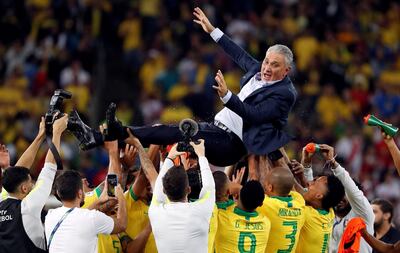 El seleccionador Tite es lanzado al aire por los jugadores brasileños en la celebración de la conquista de la Copa.