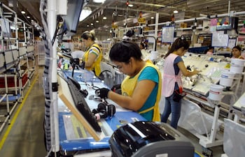 el-80-por-ciento-de-los-trabajadores-son-mujeres-porque-la-tarea-en-esta-fabrica-requiere-de-manos-suaves-y-detallistas-antes-que-de-esfuerzo-fisico-204255000000-1452583.jpg