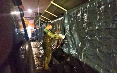 Los militares colocaron carpas negras para proteger de la lluvia a los connacionales varados sobre el puente de la Amistad.