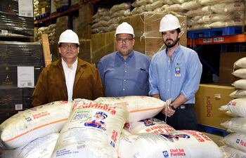 jose-manuel-y-victor-hugo-carpio-medina-de-carpios-import-sa-y-bernd-gunther-de-terport-muestran-las-bolsas-de-sal-marina--231239000000-1602765.jpg