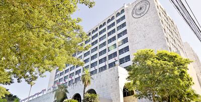 La presencia de cuidacoches y la gran cantidad de gente que asiste al Poder Judicial hacen que las playas de estacionamiento sean un gran negocio para el sector privado.