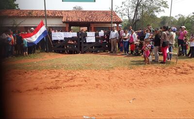 Los padres exigen el nombramiento de una directora para la institución.