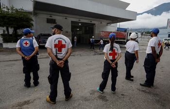 voluntarios-de-la-cruz-roja-venezolana-descargan-de-un-camion-insumos-medicos-y-generadores-de-electricidad-para-hospitales-ayer-la-ayuda-fue-lle-234954000000-1843478.jpg