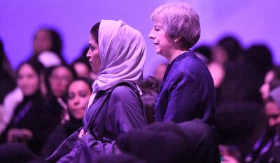 “Hice que mi política fuera distinta a la de los hombres”, declaró May (der.), quien aseguró que no necesitó salir a “beber” con los hombres para hacerse camino dentro de la política.