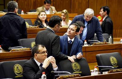 El diputado liberal Pastor Vera Bejarano (c) es uno de los proyectistas de la polémica propuesta objetada.