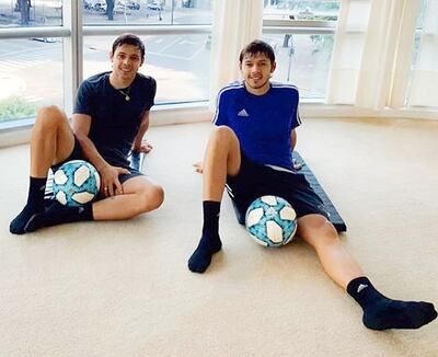 Los gemelos Romero (Óscar y Ángel) en el edificio de Puerto Madero, donde residen en Buenos Aires. Foto, @DiarioOle