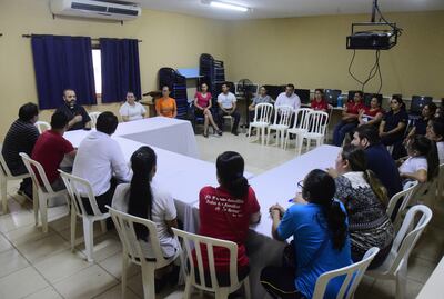 Padres y docentes comenzaron ayer a negociar con la Iglesia Anglicana la reapertura de la Escuela Anexa, pero con otro nombre.