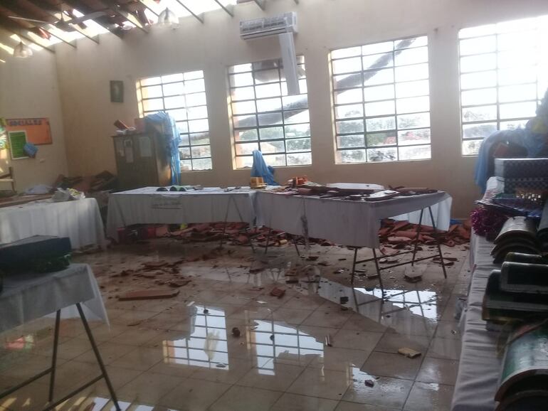 Destrozos en la zona de Ñemby a consecuencia de un temporal que azotó en la tarde de hoy.