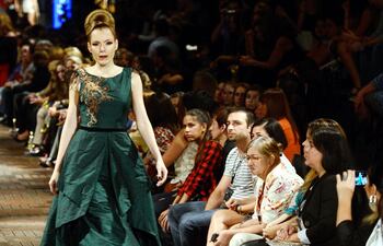 subiran-a-la-pasarela-las-modelos-de-la-agencia-de-paola-hermann--203520000000-1402401.jpg