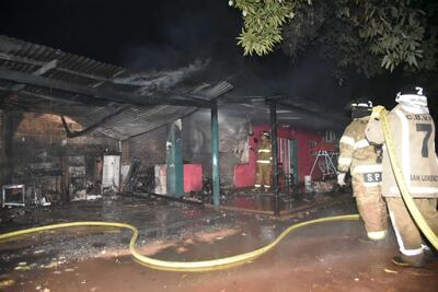 Vista del galpón que se incendió en la madrugada de este lunes.