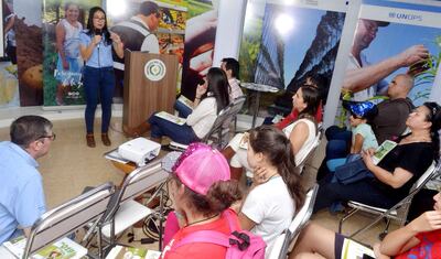 La Ing. Alicia Bernal explica datos de la educación financiera.