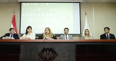 De izquierda a derecha: los fiscales Federico Delfino, Victoria Acuña, Teresa Aguirre, Manuel Doldán, Nathalia Fúster y Luis Said, durante la conferencia brindada ayer en la sede de la Fiscalía General del Estado.