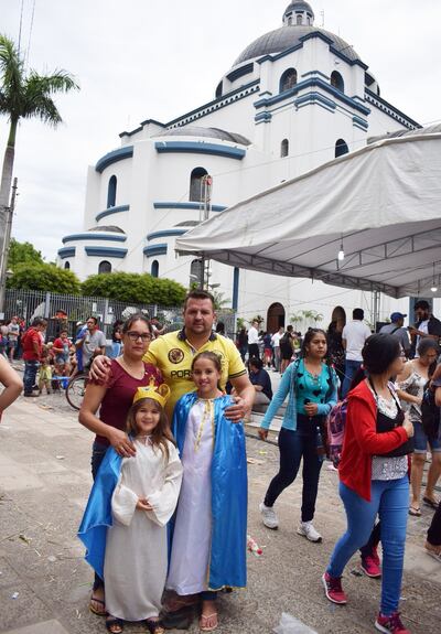 Rosalina López junto con su esposo, Silvino Ovelar, y sus dos hijas, Mara Rocío y Luz Antonella, quienes estaban vestidas con atuendos alusivos a la Virgen.