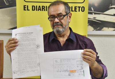 Pablo Bareiro muestra la documentación que acredita que la propiedad le pertenece.