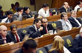 bocaditos-y-frutas-frescas-son-servidos-a-los-diputados-los-dias-de-sesiones-en-la-foto-jose-maria-ibanez-disfruta-de-la-tradicional-merienda--214943000000-1066391.jpg