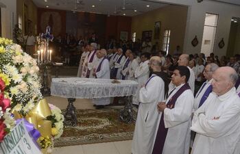numerosos-sacerdotes-participaron-ayer-de-la-misa-de-cuerpo-presente-del-padre-jesuita-jose-valpuesta--200557000000-1302456.jpg