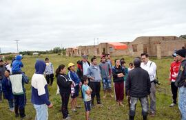 en-pilar-familias-del-barrio-ytoror-y-san-lorenzo-ocuparon-alrededor-de-50-casas-de-senavitat-que-quedaron-sin-terminar--200829000000-1575918.jpg
