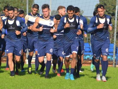 El plantel de Sol de América trabaja esta mañana en Villa Elisa, se prepara para recibir el sábado a Cerro Porteño.