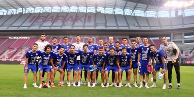 Los 23 futbolistas convocados por el técnico albirrojo, ayer tras el entramiento en el Kashima Stadium.