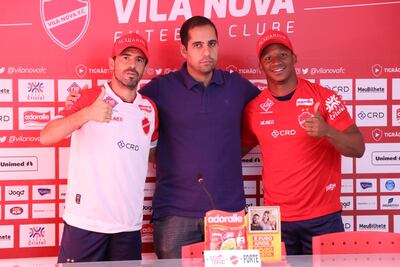Julián Benítez (izq.), durante su presentación en el Vila Nova FC, que lucha por evitar el descenso a la tercera categoría del fútbol brasileño.