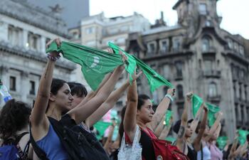 panuelazo-por-el-aborto-legal-frente-al-congreso-argentino-00355000000-1805763.JPG