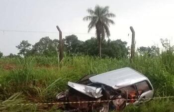 El septuagenario quedó atrapado en el automóvil.