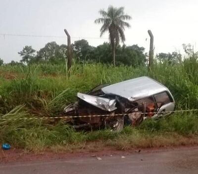 El septuagenario quedó atrapado en el automóvil.