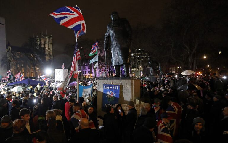 Manifestantes a favor del Brexit celebran en la Plaza del Parlamento en Londres, Reino Unido.