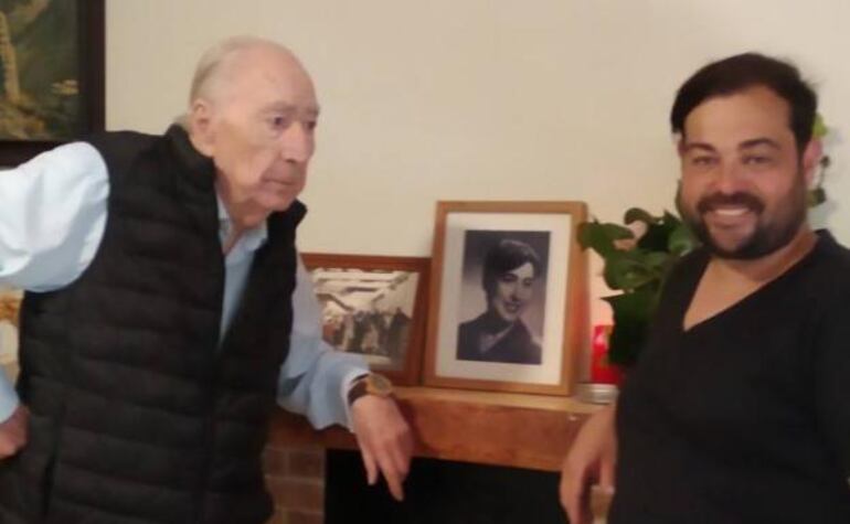 Andrés Perales junto a su hijo.