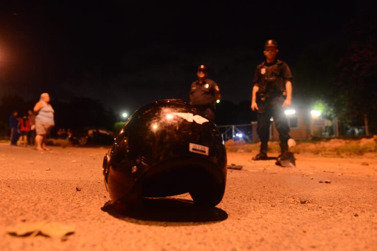 Casco que en este caso no logró salvar la vida de los motociclistas que sufrieron el violento choque.