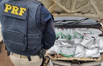 Agroquímicos incautados por la Policía Rodoviaria Federal en Foz de Yguazú, Brasil